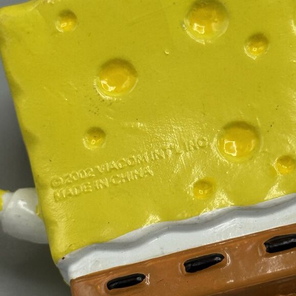 2002 SpongeBob Squarepants Christmas Ornament Viacom Holding Candy Cane and Gift - Picture 2 of 8